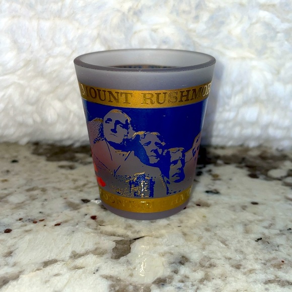 Vintage Mount Rushmore Shot Glass. - Picture 2 of 3
